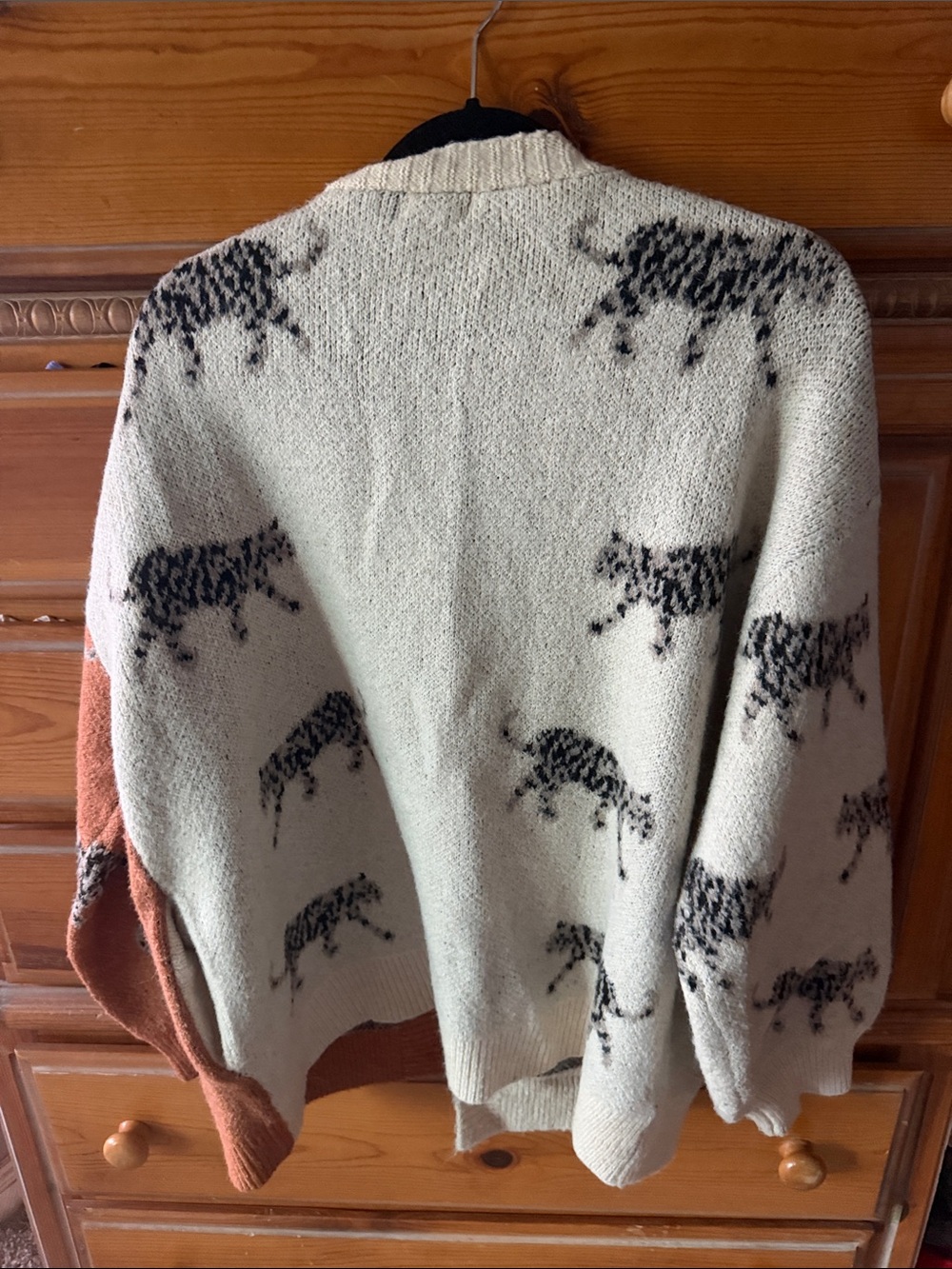 vestique Two-Tone Cheetah Pattern Open Cardigan in Cream and Brown - Picture 2 of 6